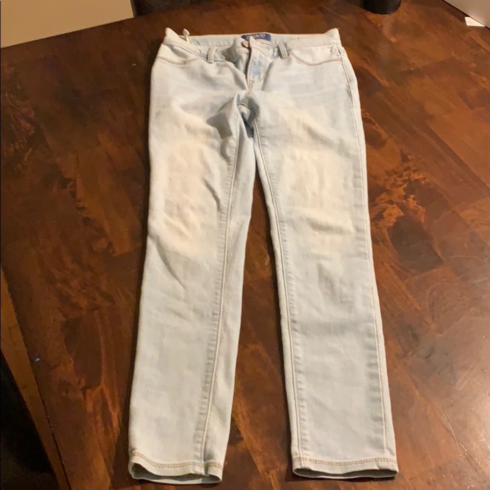 Light pair of jeans! Great fit!!
